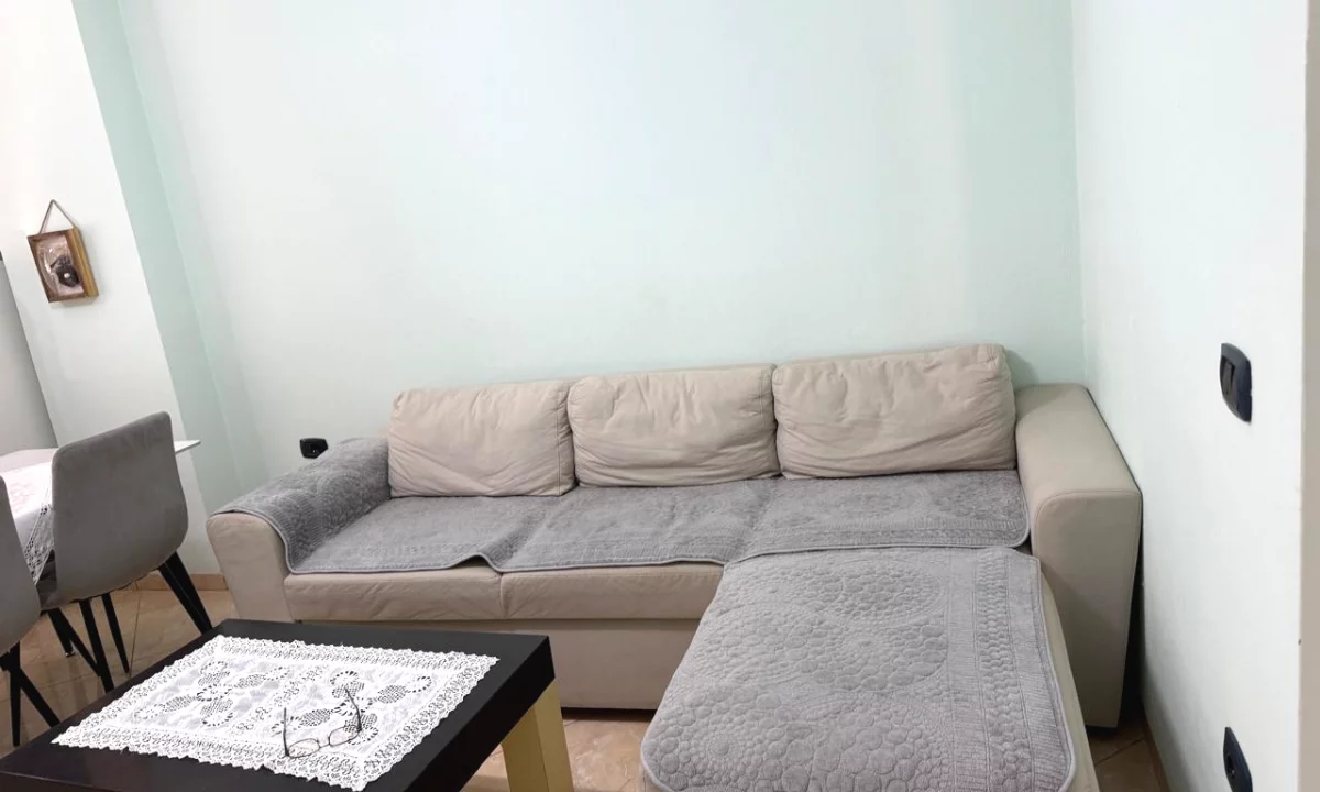 Shtepi me qera Apartament ne Tirane, 2+1, Mobilimi E mobiluar, Pagesa 50,000  Leke.