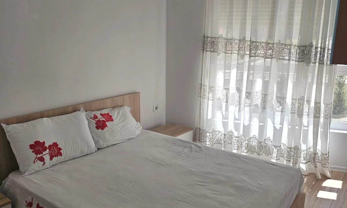 Shtepi me qera Apartament ne Tirane, 2+1, Mobilimi E mobiluar, Pagesa 50,000  Leke.