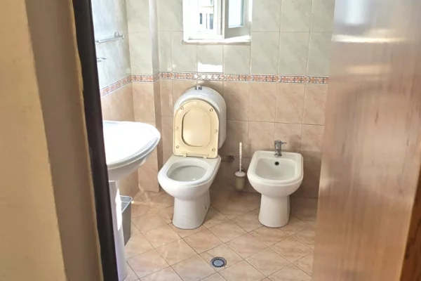 Shtepi ne shitje Apartament ne Tirane, 2+1, Mobilimi E mobiluar, Pagesa 158,000  Euro.