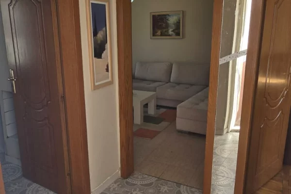 Shtepi ne shitje Apartament ne Tirane, 2+1, Mobilimi E mobiluar, Pagesa 158,000  Euro.