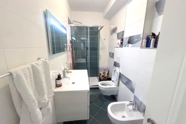 Shtepi me qera Apartament ne Tirane, 2+1, Mobilimi E mobiluar, Pagesa 70,000  Leke.