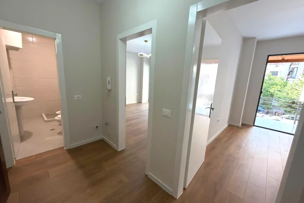 Shtepi ne shitje Apartament ne Tirane, 1+1, Mobilimi Bosh, pa mobiluar, Pagesa 11,200,000  Leke.