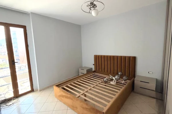 Shtepi ne shitje Apartament ne Tirane, 2+1, Mobilimi E mobiluar, Pagesa 165,000  Euro.