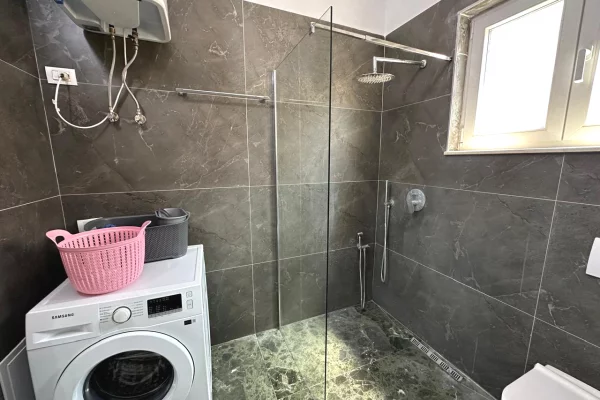 Shtepi me qera Apartament ne Tirane, 3+1, Mobilimi E mobiluar, Pagesa 750  Euro.