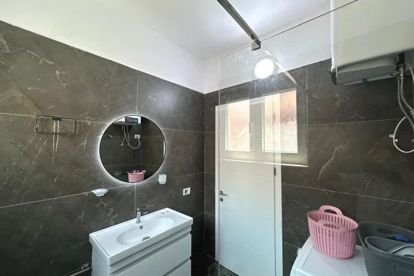 Shtepi me qera Apartament ne Tirane, 3+1, Mobilimi E mobiluar, Pagesa 750  Euro.