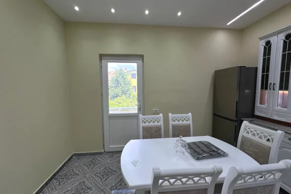 Shtepi me qera Apartament ne Tirane, 3+1, Mobilimi E mobiluar, Pagesa 750  Euro.