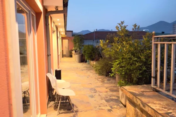 Ambient biznesi me qera 3+1 ne Tirane - 3,500 Euro