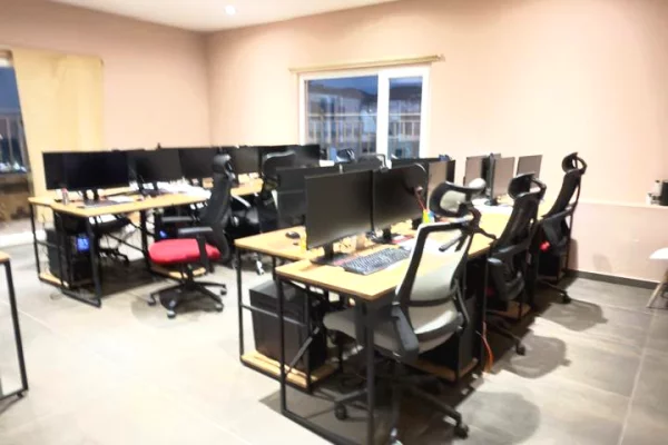 Ambient biznesi me qera 3+1 ne Tirane - 3,500 Euro