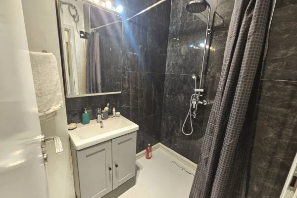 Shtepi ne shitje Apartament ne Tirane, 3+1, Mobilimi E mobiluar, Pagesa 259,000  Euro.