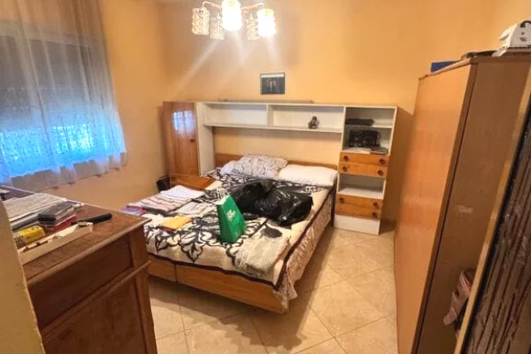 Shtepi ne shitje Apartament ne Tirane, 3+1, Mobilimi E mobiluar, Pagesa 18,000,000  Leke.
