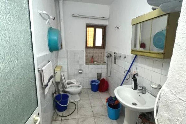 Shtepi ne shitje Apartament ne Tirane, 3+1, Mobilimi E mobiluar, Pagesa 18,000,000  Leke.