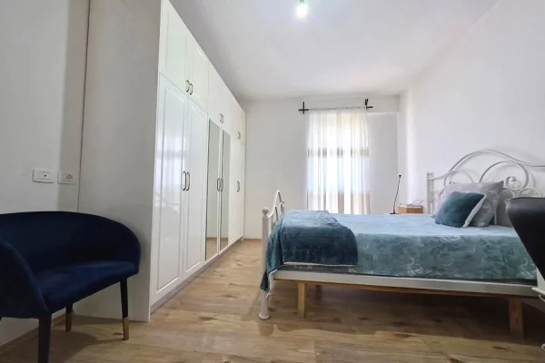 Shtepi ne shitje Apartament ne Tirane, 2+1, Mobilimi E mobiluar, Pagesa 259,000  Euro.
