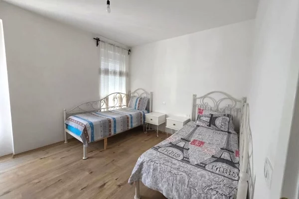 Shtepi ne shitje Apartament ne Tirane, 2+1, Mobilimi E mobiluar, Pagesa 259,000  Euro.