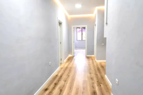 Shtepi ne shitje Apartament ne Tirane, 2+1, Mobilimi Bosh, pa mobiluar, Pagesa 260,000  Euro.