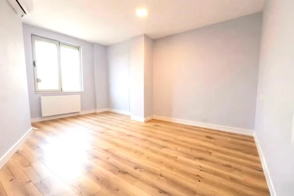 Shtepi ne shitje Apartament ne Tirane, 2+1, Mobilimi Bosh, pa mobiluar, Pagesa 260,000  Euro.