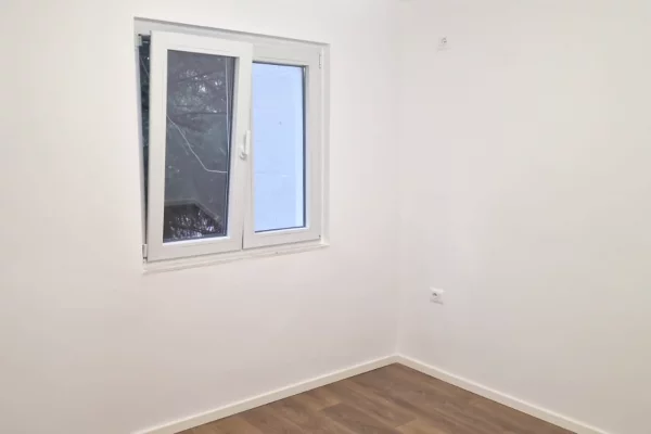 Shtepi ne shitje Apartament ne Tirane, 1+1, Mobilimi Bosh, pa mobiluar, Pagesa 94,000  Euro.