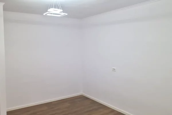 Shtepi ne shitje Apartament ne Tirane, 1+1, Mobilimi Bosh, pa mobiluar, Pagesa 118,000  Euro.