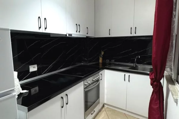 Shtepi me qera Apartament ne Tirane, 1+1, Mobilimi E mobiluar, Pagesa 40,000  Leke.