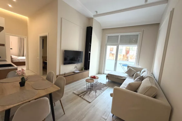 Apartament 2+1+1 ballkon te donika center,Rruga e  Durresit afer kafe Flora