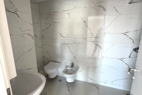 Shtepi me qera Apartament ne Tirane, 2+1, Mobilimi Bosh, pa mobiluar, Pagesa 90,000  Leke.