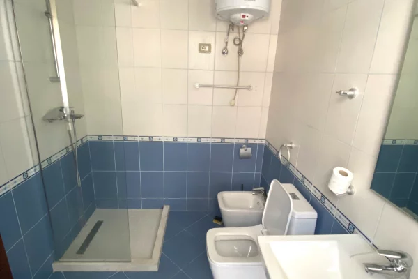 Shtepi me qera Apartament ne Tirane, 2+1, Mobilimi E mobiluar, Pagesa 80,000  Leke.