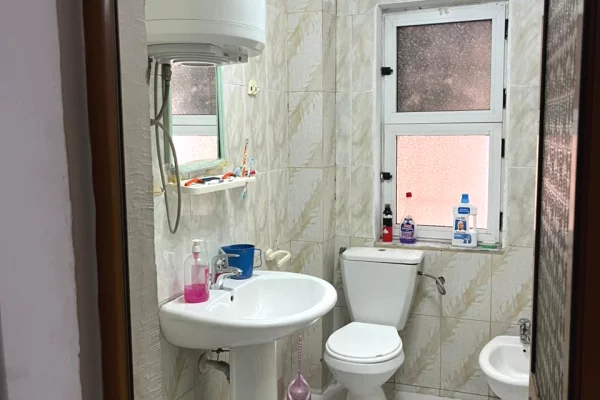 Shtepi ne shitje Apartament ne Tirane, 2+1, Mobilimi E mobiluar, Pagesa 190,000  Euro.