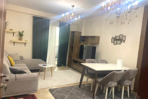 Apartament 1+1 me qera prane kopshtit botanik dhe qendres kristal
