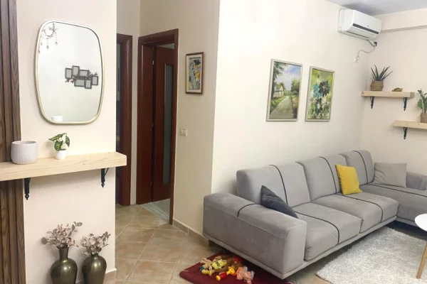 Shtepi me qera Apartament ne Tirane, 1+1, Mobilimi E mobiluar, Pagesa 50,000  Leke.