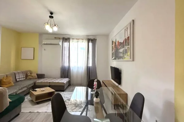 Shtepi me qera Apartament ne Tirane, 3+1, Mobilimi E mobiluar, Pagesa 1,200  Euro.