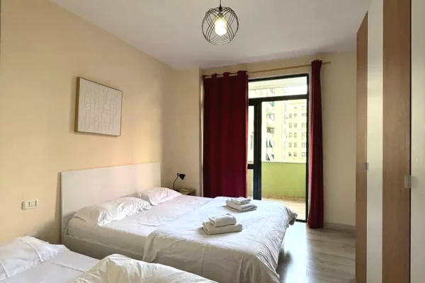 Shtepi me qera Apartament ne Tirane, 3+1, Mobilimi E mobiluar, Pagesa 1,200  Euro.