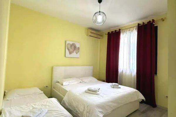 Shtepi me qera Apartament ne Tirane, 3+1, Mobilimi E mobiluar, Pagesa 1,200  Euro.