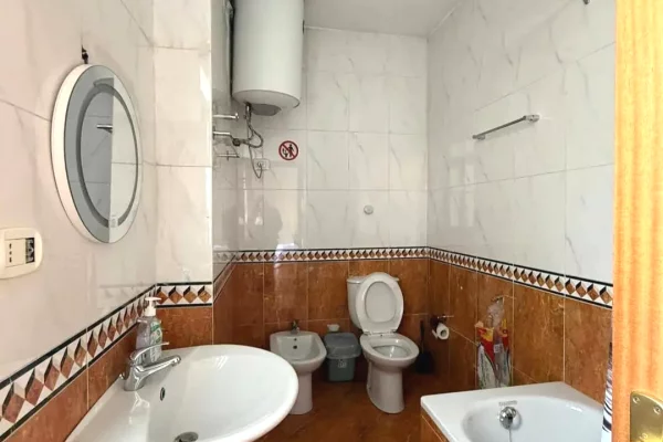 Shtepi me qera Apartament ne Tirane, 3+1, Mobilimi E mobiluar, Pagesa 1,200  Euro.