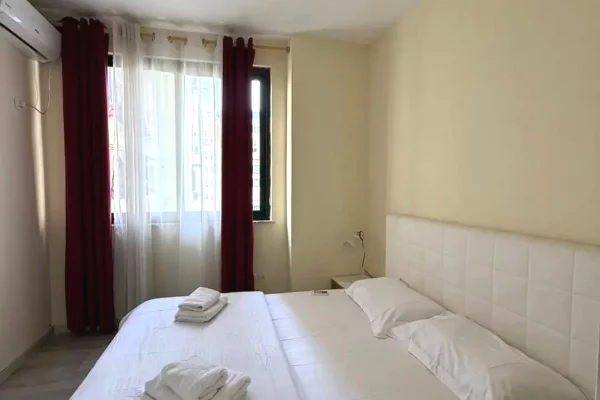 Shtepi me qera Apartament ne Tirane, 3+1, Mobilimi E mobiluar, Pagesa 1,200  Euro.