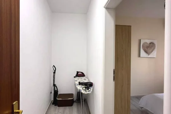 Shtepi me qera Apartament ne Tirane, 3+1, Mobilimi E mobiluar, Pagesa 1,200  Euro.