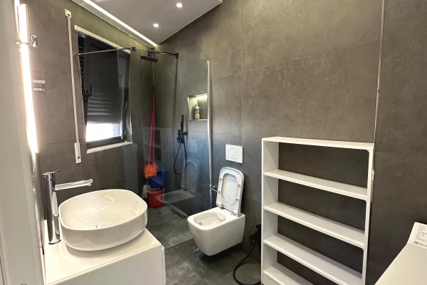 Shtepi ne shitje Apartament ne Tirane, 1+1, Mobilimi E mobiluar, Pagesa 165,000  Euro.