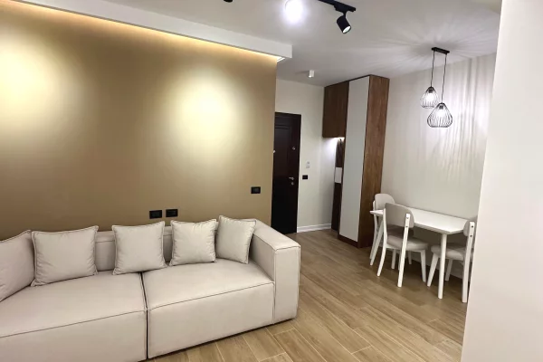Shitet apartament 1+1 në rrugën e Durrësit