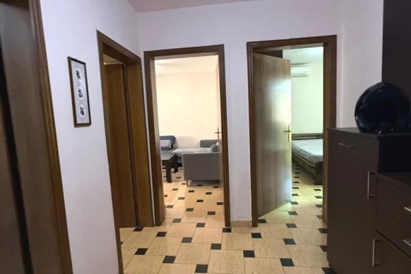 Shtepi ne shitje Apartament ne Tirane, 2+1, Mobilimi E mobiluar, Pagesa 140,000  Euro.