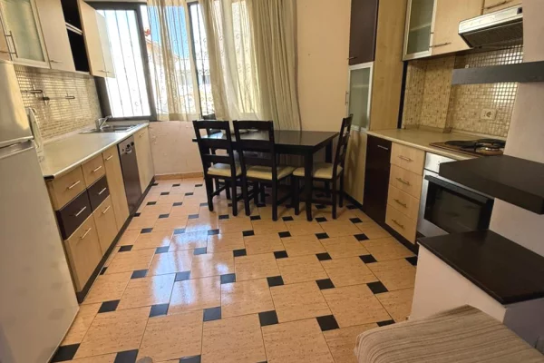 Shtepi ne shitje Apartament ne Tirane, 2+1, Mobilimi E mobiluar, Pagesa 140,000  Euro.