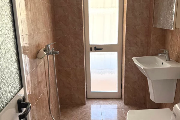 Shtepi ne shitje Apartament ne Tirane, Garsoniere, Mobilimi E mobiluar, Pagesa 125,000  Euro.