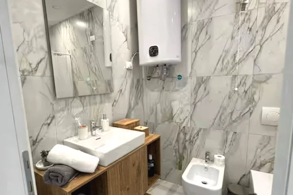 Shtepi ne shitje Apartament ne Tirane, 2+1, Mobilimi E mobiluar, Pagesa 450,000  Euro.