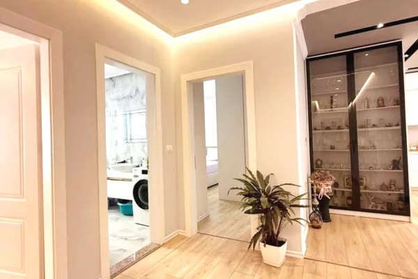 Shtepi ne shitje Apartament ne Tirane, 3+1, Mobilimi E mobiluar, Pagesa 338,000  Euro.