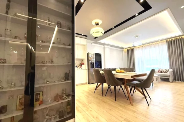 Shtepi ne shitje Apartament ne Tirane, 3+1, Mobilimi E mobiluar, Pagesa 338,000  Euro.