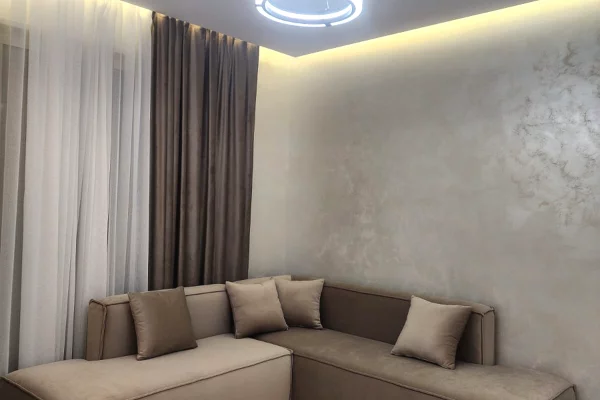 EKSKLUZIVE | Jepet me Qira Apartament 1+1 me Verandë – Liqeni i Thatë 📍 Rruga Peti 