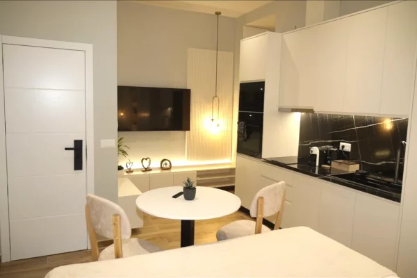 Shtepi ne shitje Apartament ne Tirane, Garsoniere, Mobilimi E mobiluar, Pagesa 220,000  Euro.