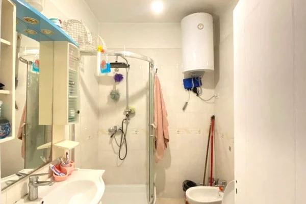 Shtepi me qera Apartament ne Tirane, 2+1, Mobilimi E mobiluar, Pagesa 50,000  Leke.