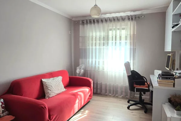 Shtepi ne shitje Apartament ne Tirane, 2+1, Mobilimi E mobiluar, Pagesa 16,000,000  Leke.