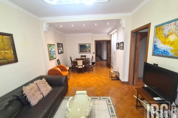 APARTAMENT 2+1 ME QERA TEK RRUGA E ELBASANIT.