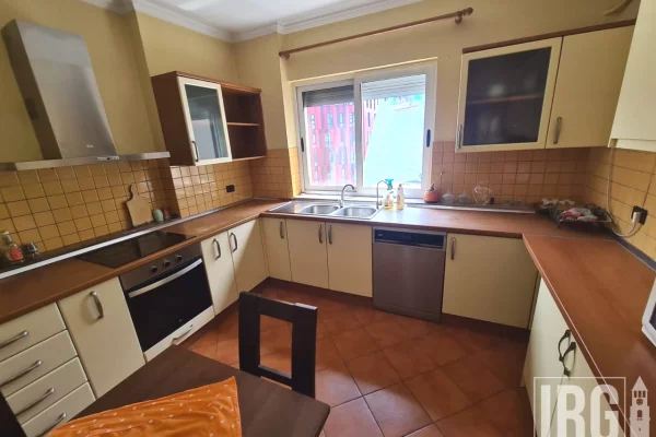 Shtepi me qera Apartament ne Tirane, 2+1, Mobilimi E mobiluar, Pagesa 80,000  Leke.