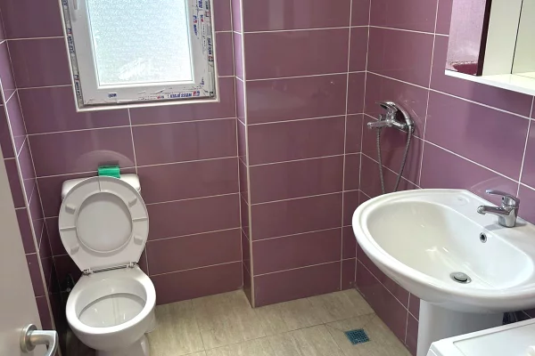 Shtepi me qera Apartament ne Tirane, 2+1, Mobilimi E mobiluar, Pagesa 55,000  Leke.