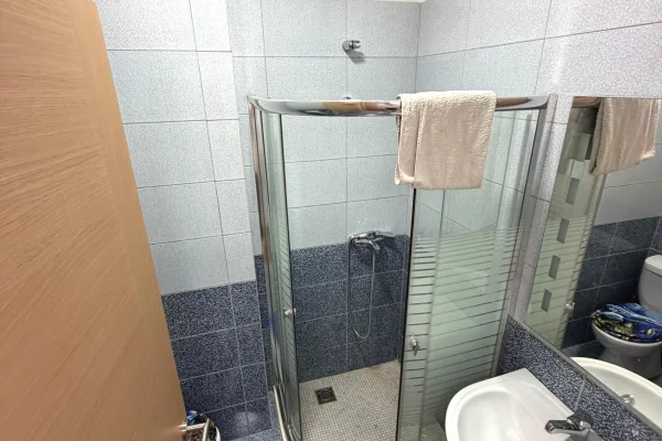 Shtepi me qera Apartament ne Tirane, 2+1, Mobilimi E mobiluar, Pagesa 65,000  Leke.